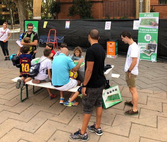 Niños y padres jugando al juego Plakks en el evento Petit Brunch