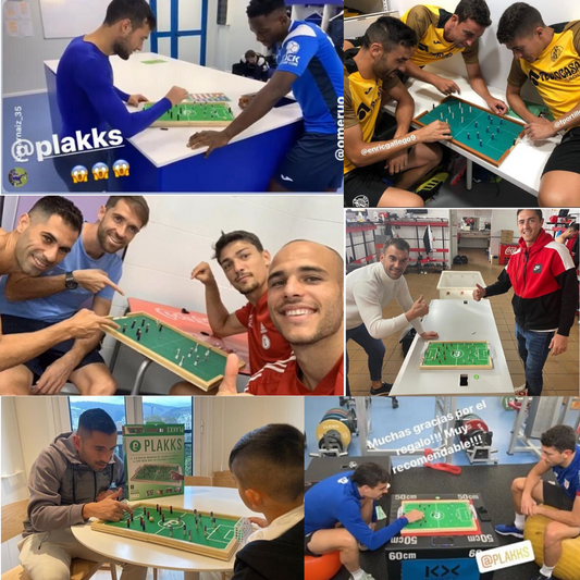 Jugadores profesionales de fútbol jugando al juego de fútbol mesa Plakks