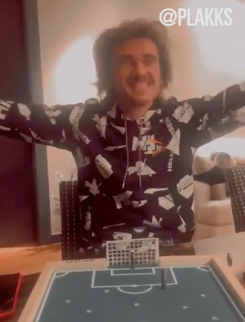 Antoine Griezmann jugando al juego Plakks