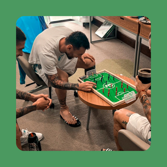 Leo Messi disfrutando de su juego de mesa favorito, el Plakks.