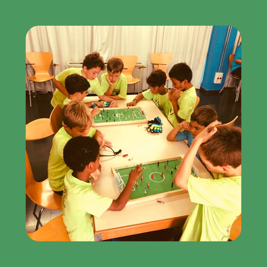 Niños disfrutando del juego Plakks en un campus de verano