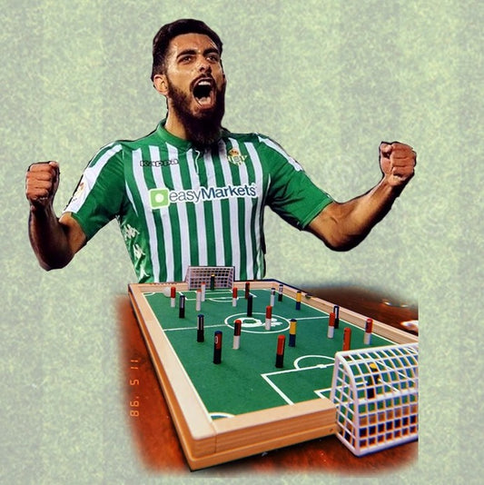 Borja Iglesias y Marc Cucurella, jugadores del Betis y Getafe respectivamente, se divierten con sus parejas jugando al nuevo juego de fútbol mesa Plakks