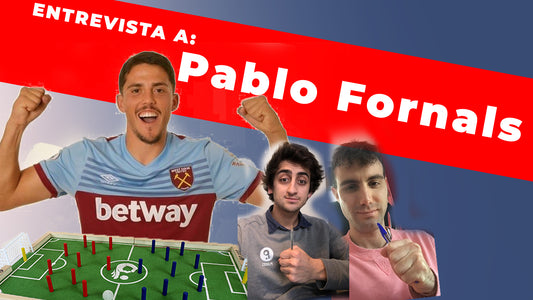 Pablo Fornals charla con los fundadores del juego de fútbol mesa Plakks
