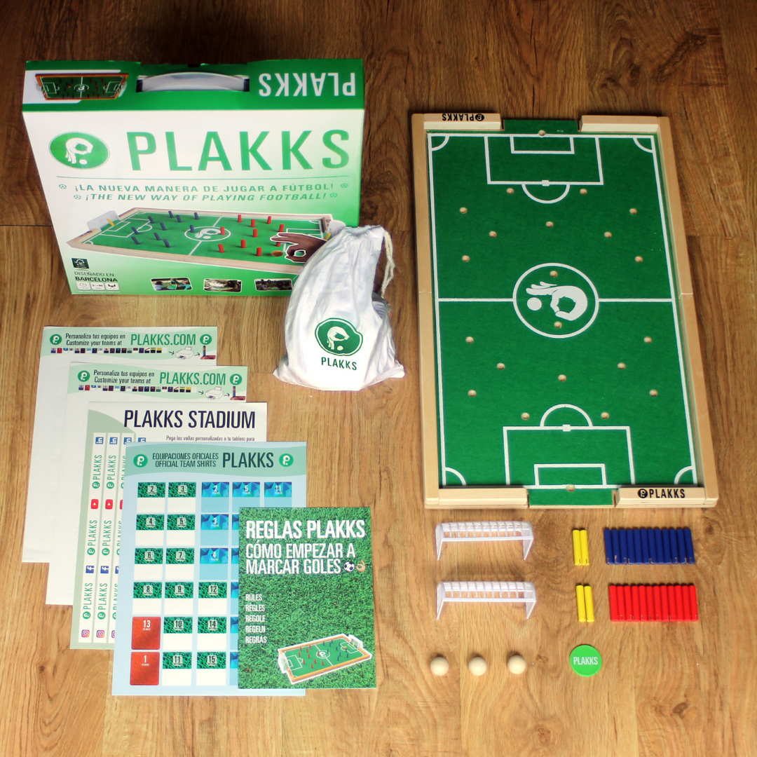 Plakks es un juego de fútbol mesa que incluye un tablero de madera con tapete de tela, dos porterías de fútbol, 26 jugadores/palitos de madera, tres pelotas de madera, una moneda, una bolsita de tela para guardar todas estas piezas, láminas adhesivas para personalizar tu Plakks con los mejores equipos y por último están las reglas del juego