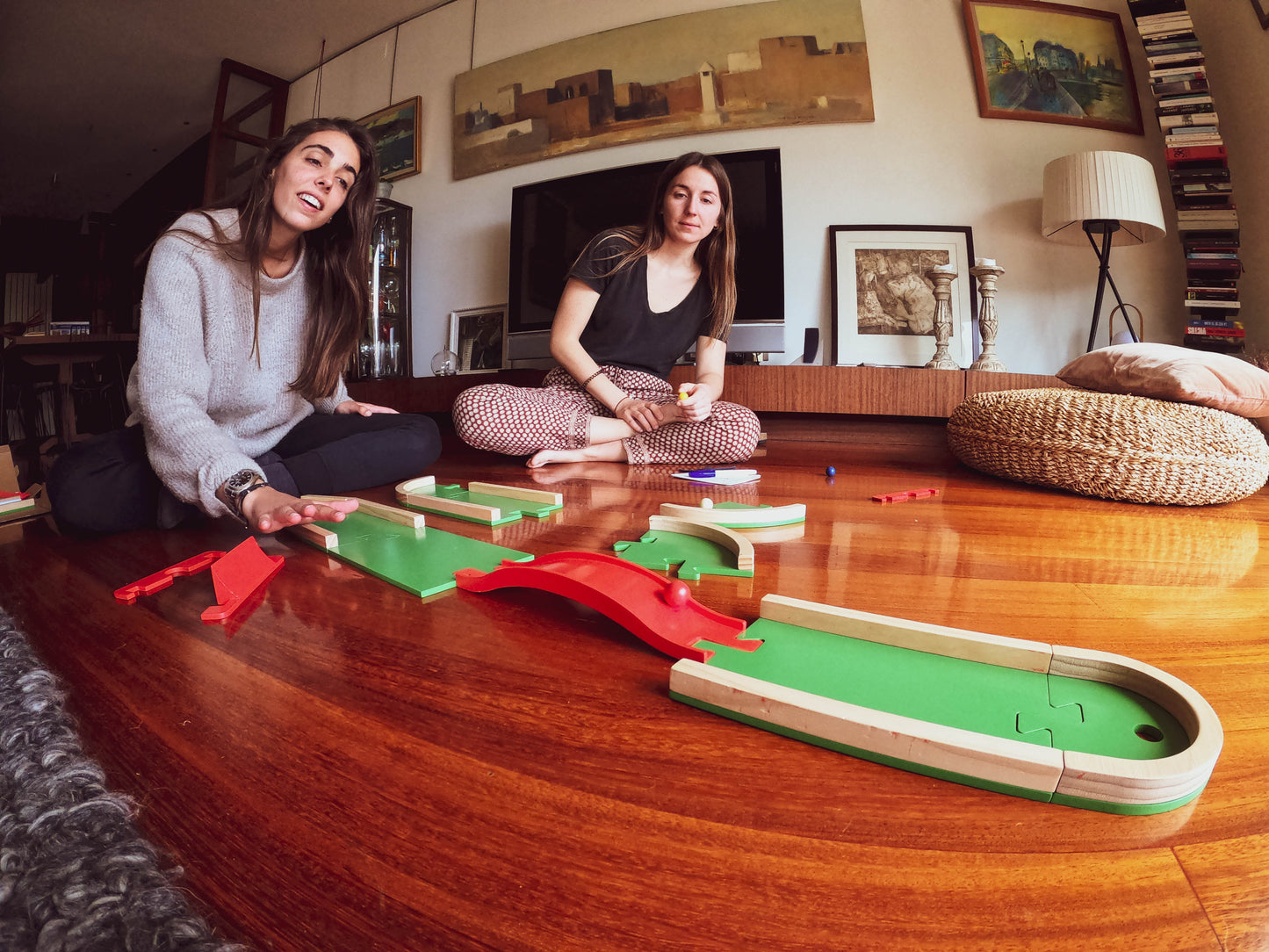 Monta tu juego de mesa Pitch&Plakks en casa y juega al minigolf casero más chulo que podrás encontrar. Un juego perfecto para montar torneos familiares o con amigos