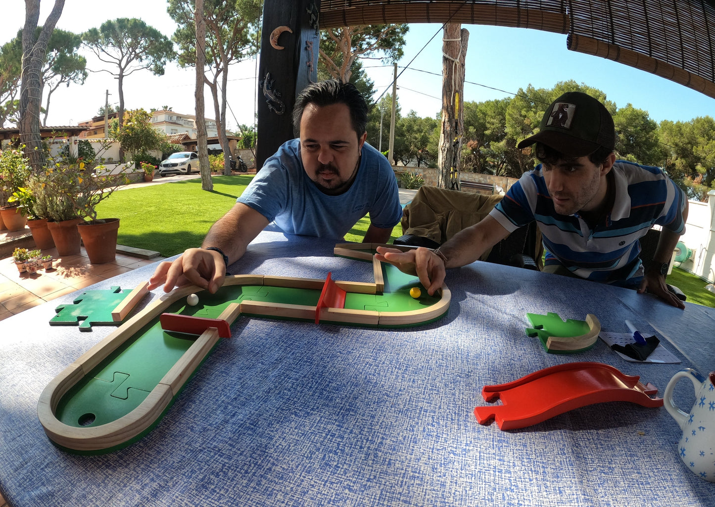 Pitch&Plakks es un juego de minigolf mesa con muchas posibilidades de juego. Una de ellas es el modo batalla, en el cual dos jugadores tirarán a la vez desde su casilla de salida, y el objetivo será meter la pelota antes que el rival