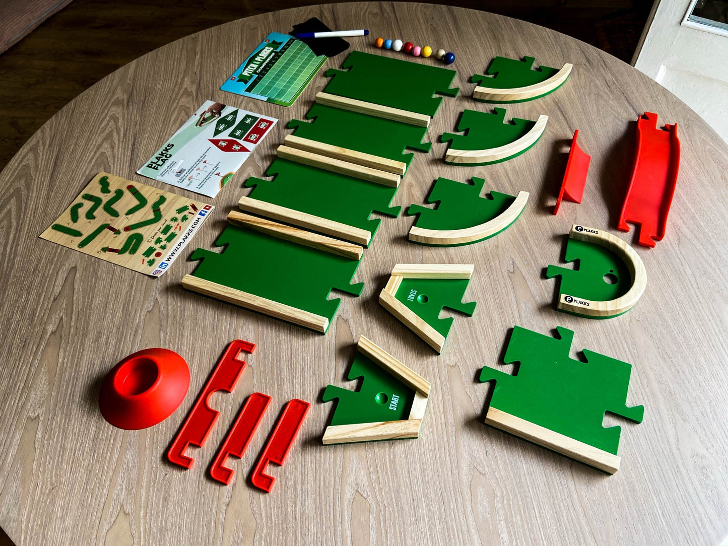 Pitch&Plakks es un juego de minigolf mesa hecho de madera y que incluye las siguientes piezas y obstáculos: tres rectas con vallas, una recta sin valla, tres curvas, dos piezas de inicio, una pieza final, la pieza triple, un volcán, un túnel, dos obstáculos laterales, un salto y un puente. Además incluye una pizarrita para anotar las puntuaciones, y por supuesto las instrucciones del juego