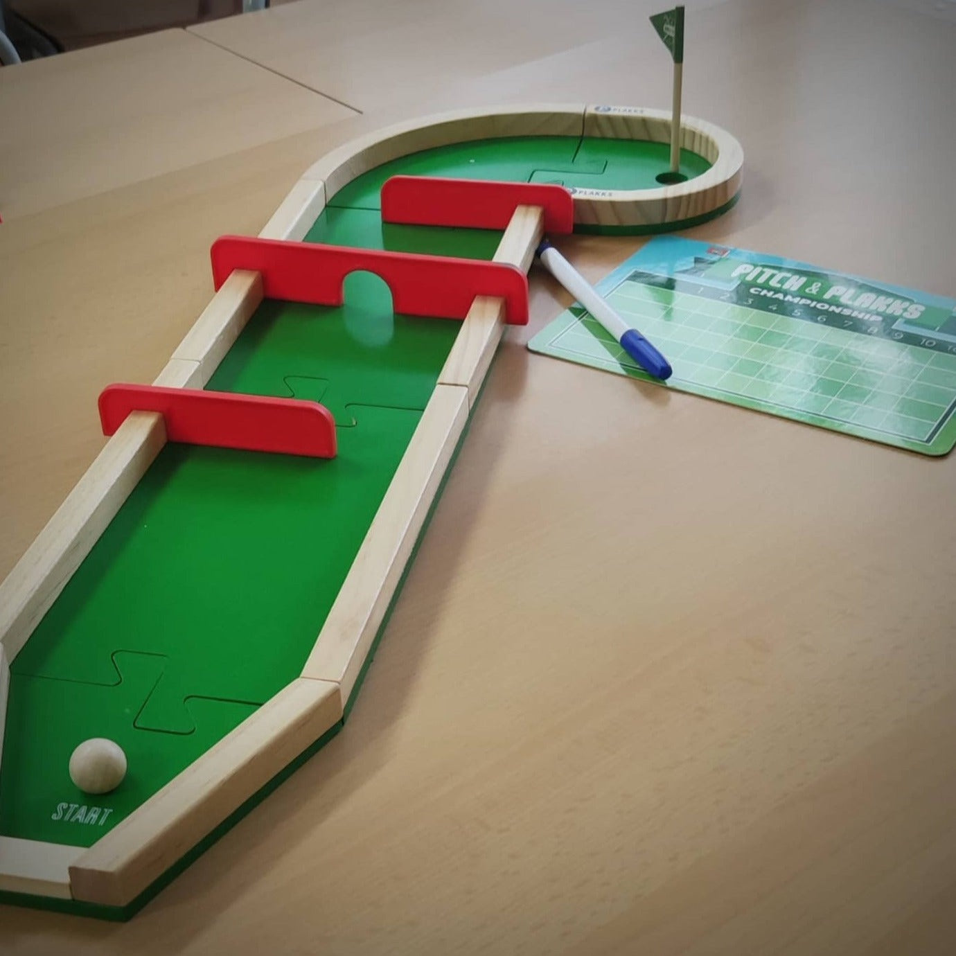 Pitch&Plakks es un juego de mesa con un perfecto diseño y hecho con madera y materiales sostenibles. Su gran diseño permite que todas las piezas encajen entre ellas para poder crear los circuitos de minigolf más épicos.