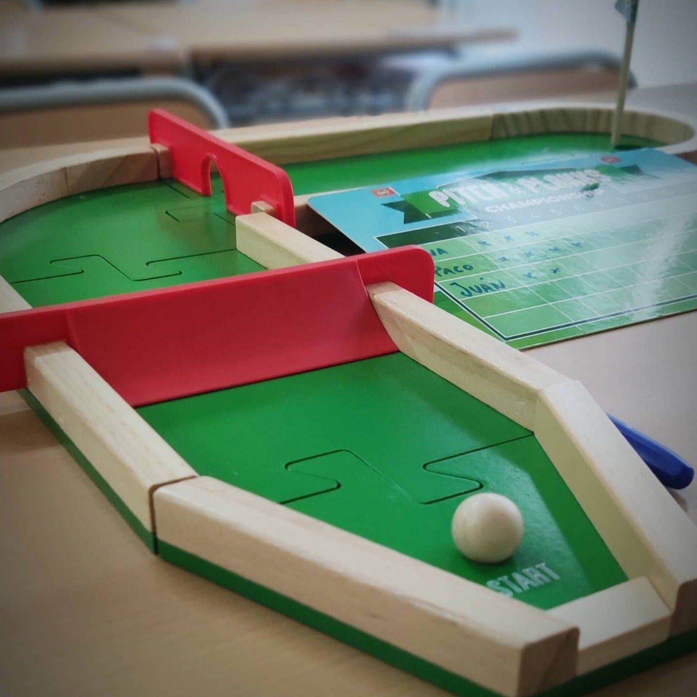 Pitch&Plakks es un juego de mesa con un perfecto diseño y hecho con madera y materiales sostenibles. Su gran diseño permite que todas las piezas encajen entre ellas para poder crear los circuitos de minigolf más épicos.