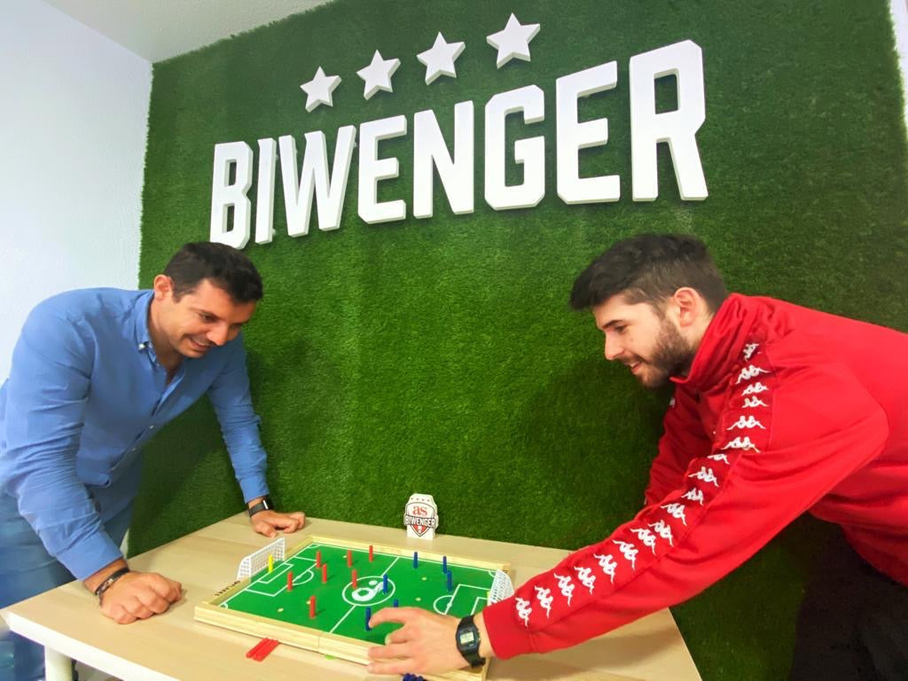 El equipo de Biwenger jugando al nuevo juego de fútbol Plakks