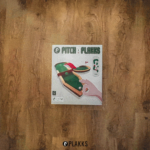 Pitch&Plakks es un juego de mesa que te permite crear más de 100 circuitos de minigolf distintos, juntando las diferentes piezas y obstáculos como si de un puzzle se tratara