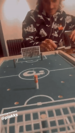 Antoine Griezmann se divierte jugando al juego de mesa Plakks