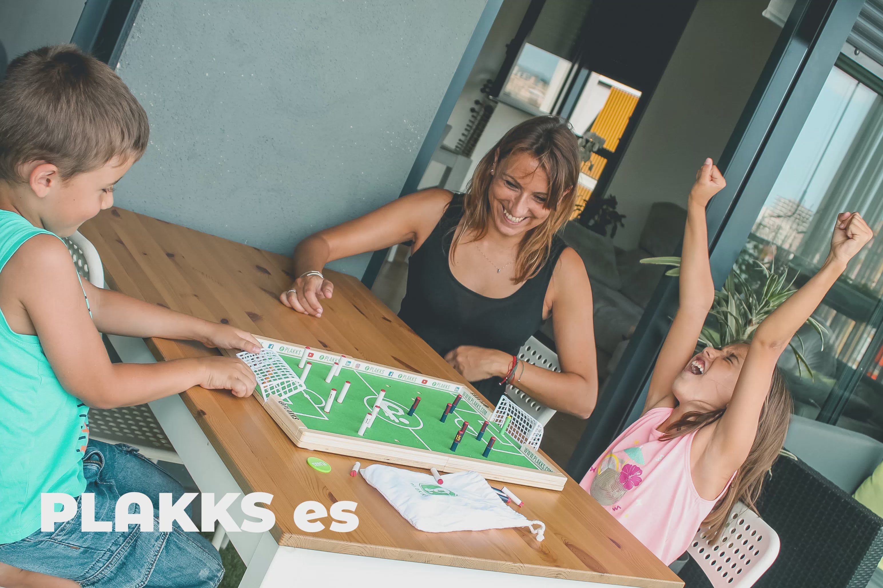 Carregar vídeo: Plakks es familia, aprender, concentración, celebración, respeto