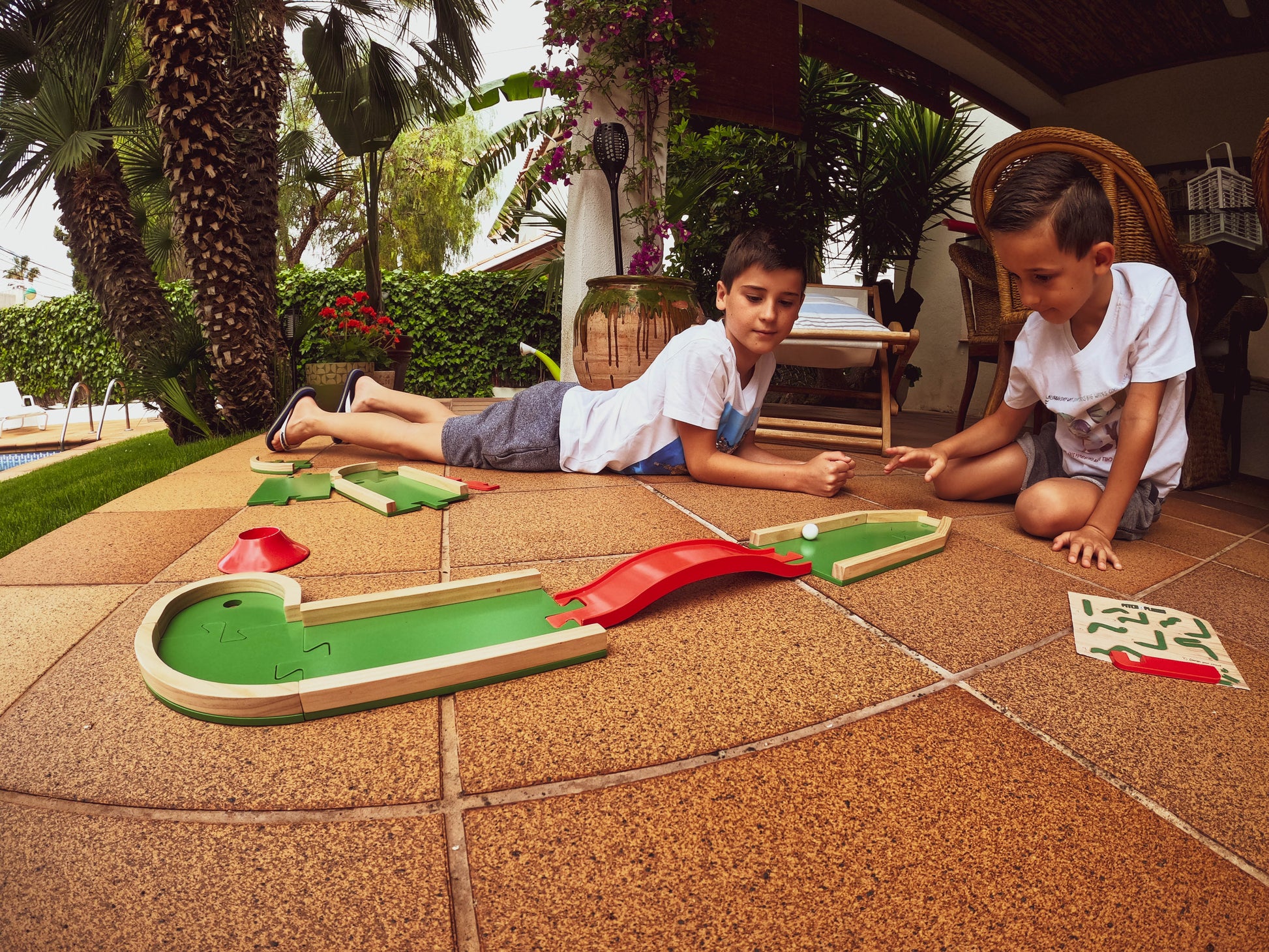 Pitch&Plakks es el juego de mesa ideal para tus hijos. Un minigolf casero al que podrán jugar entre ellos, con amigos y por supuesto con sus padres