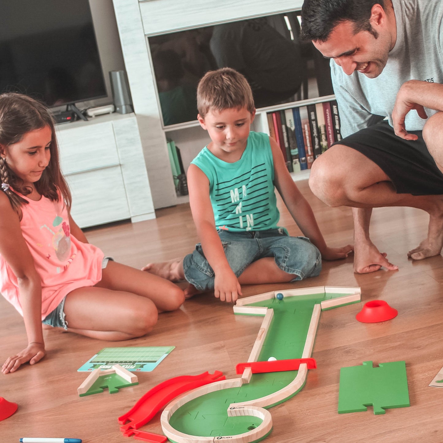 Pitch&Plakks es el juego de mesa perfecto para jugar en familia. Un minigolf casero que pondrá a prueba tu creatividad y habilidad con el dedo.