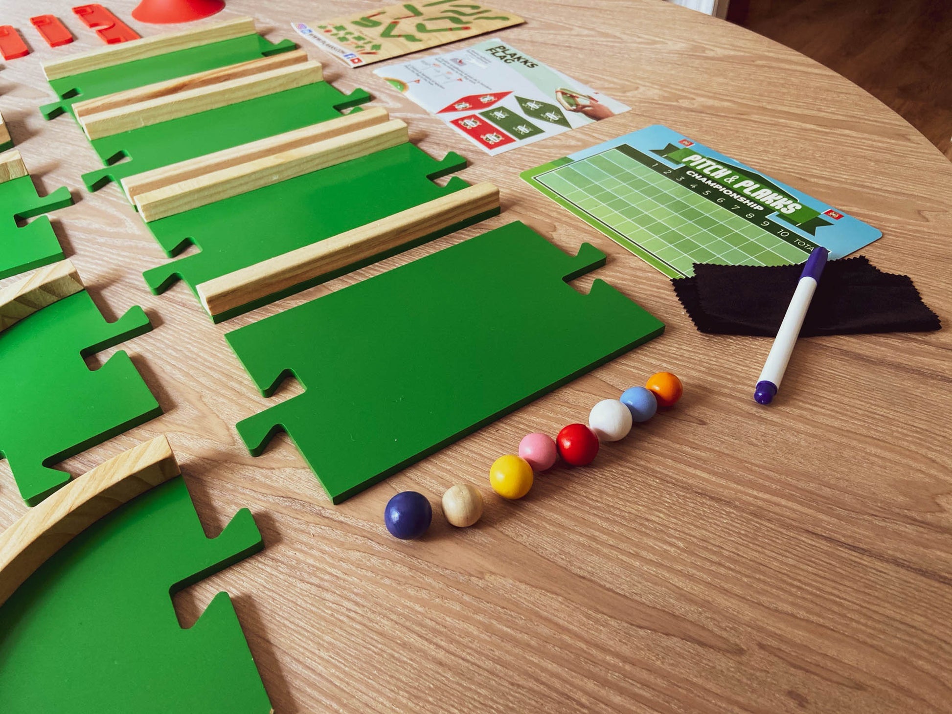 Pitch&Plakks es un juego de mesa con un perfecto diseño y hecho con madera y materiales sostenibles. Su gran diseño permite que todas las piezas encajen entre ellas para poder crear los circuitos de minigolf más épicos.